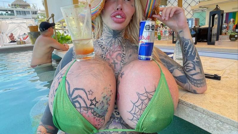 Reacția internauților când au aflat cum arăta tânăra înainte de operații și tatuaje. Transformările au început când avea 21 de ani