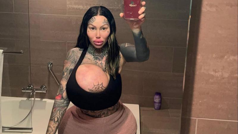 Reacția internauților când au aflat cum arăta tânăra înainte de operații și tatuaje. Transformările au început când avea 21 de ani