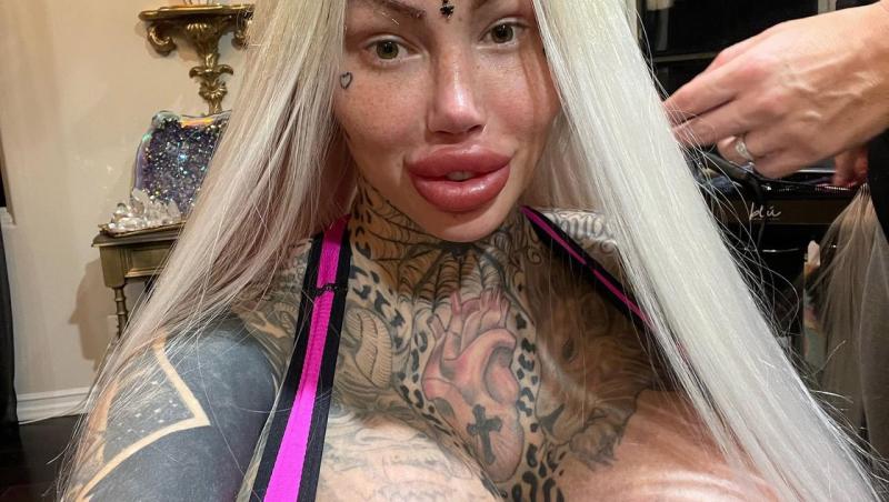 Reacția internauților când au aflat cum arăta tânăra înainte de operații și tatuaje. Transformările au început când avea 21 de ani