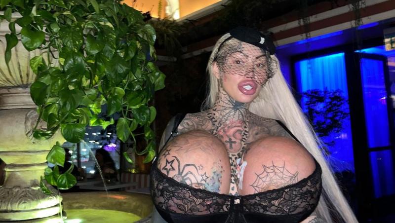 Reacția internauților când au aflat cum arăta tânăra înainte de operații și tatuaje. Transformările au început când avea 21 de ani