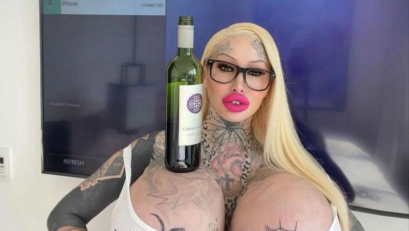 Reacția internauților când au aflat cum arăta tânăra înainte de operații și tatuaje. Transformările au început când avea 21 de ani