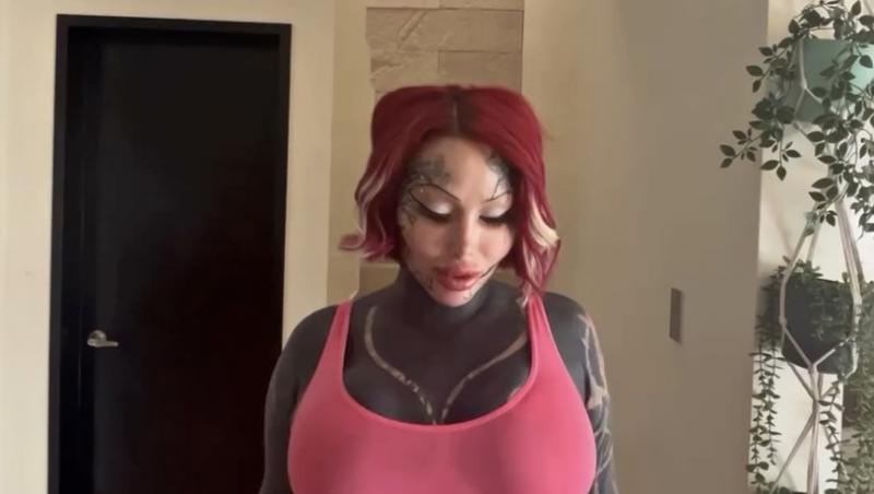 Reacția internauților când au aflat cum arăta tânăra înainte de operații și tatuaje. Transformările au început când avea 21 de ani