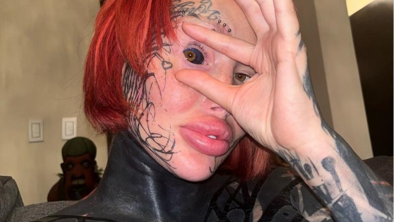 Reacția internauților când au aflat cum arăta tânăra înainte de operații și tatuaje. Transformările au început când avea 21 de ani