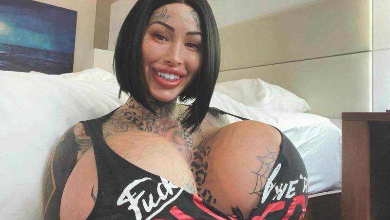 Reacția internauților când au aflat cum arăta tânăra înainte de operații și tatuaje. Transformările au început când avea 21 de ani