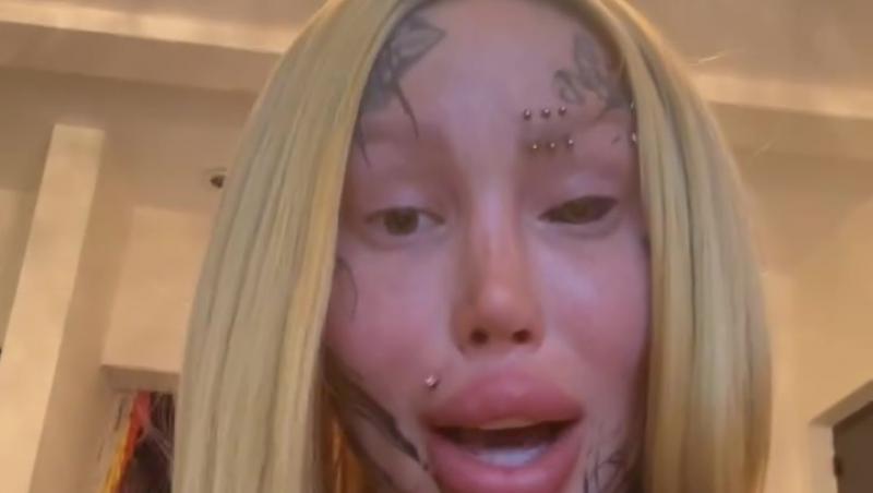 Reacția internauților când au aflat cum arăta tânăra înainte de operații și tatuaje. Transformările au început când avea 21 de ani