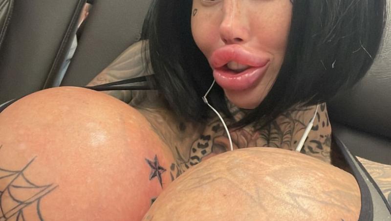 Reacția internauților când au aflat cum arăta tânăra înainte de operații și tatuaje. Transformările au început când avea 21 de ani