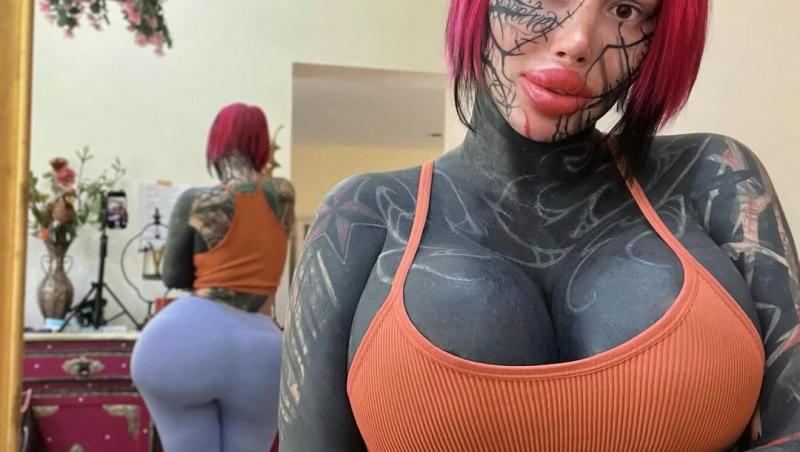 Reacția internauților când au aflat cum arăta tânăra înainte de operații și tatuaje. Transformările au început când avea 21 de ani