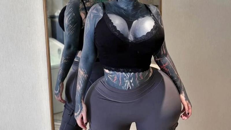 Reacția internauților când au aflat cum arăta tânăra înainte de operații și tatuaje. Transformările au început când avea 21 de ani