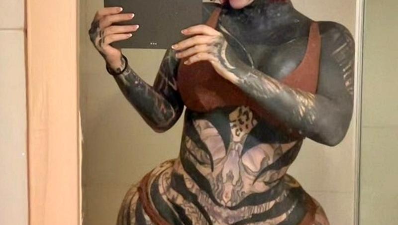 Reacția internauților când au aflat cum arăta tânăra înainte de operații și tatuaje. Transformările au început când avea 21 de ani