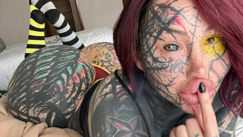 Reacția internauților când au aflat cum arăta tânăra înainte de operații și tatuaje. Transformările au început când avea 21 de ani