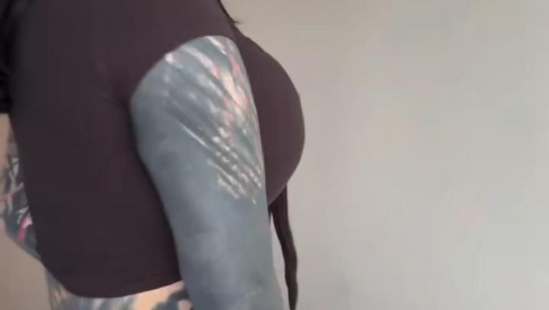 Reacția internauților când au aflat cum arăta tânăra înainte de operații și tatuaje. Transformările au început când avea 21 de ani