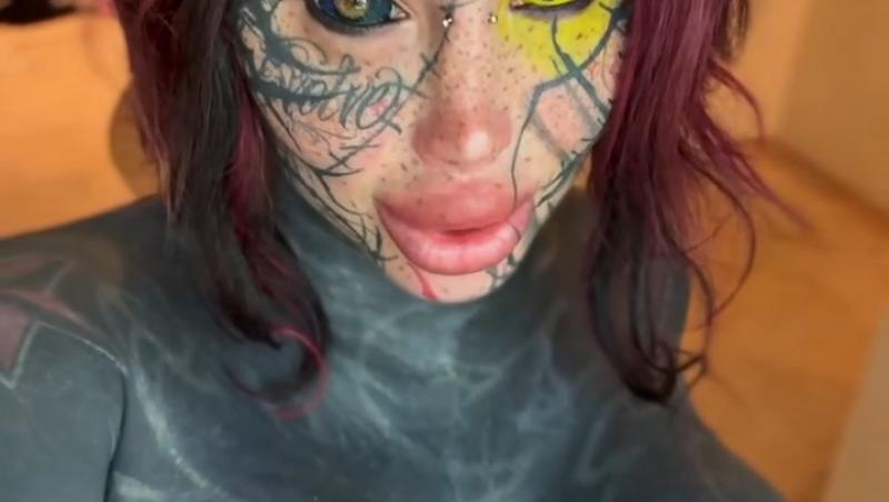 Reacția internauților când au aflat cum arăta tânăra înainte de operații și tatuaje. Transformările au început când avea 21 de ani