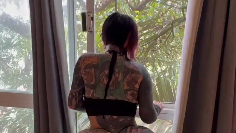 Reacția internauților când au aflat cum arăta tânăra înainte de operații și tatuaje. Transformările au început când avea 21 de ani