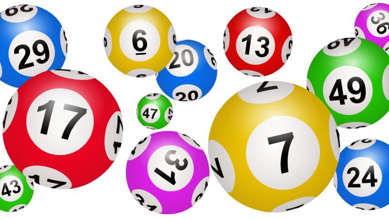 Bile loto pe un fundal alb