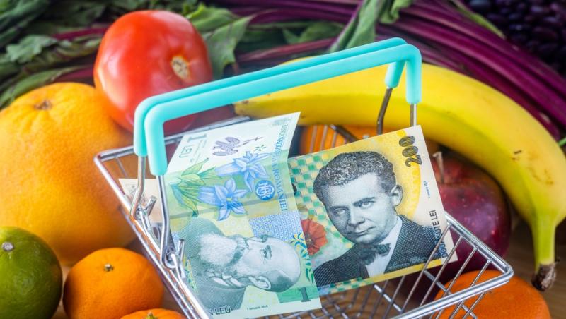 coș cu bani lângă fructe și legume