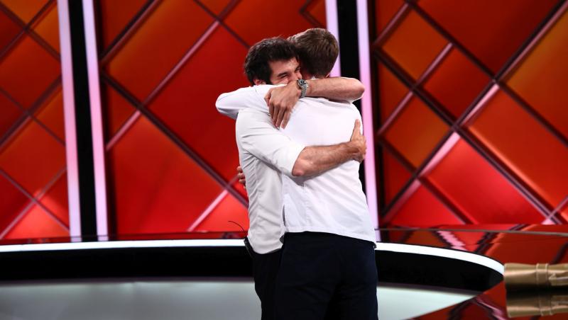 Chefi la cuțite, lider de audiență cu ediția de ieri. Chef Richard Abou Zaki i-a dat aseară cuțitul de aur lui Luca Zvaleni