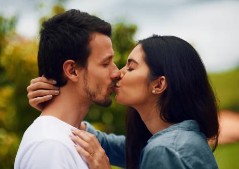 Când ar fi apărut sărutul, potrivit experților. Oamenii nu sunt singurii care fac acest gest