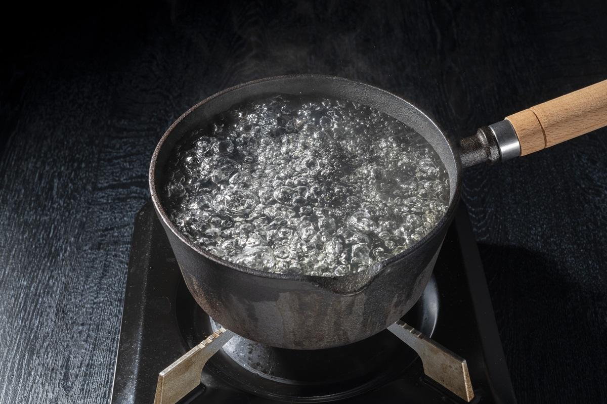 De ce apa fiartă în microunde nu face bule, dar cea de pe aragaz da. Detaliul de care mulți nu știu