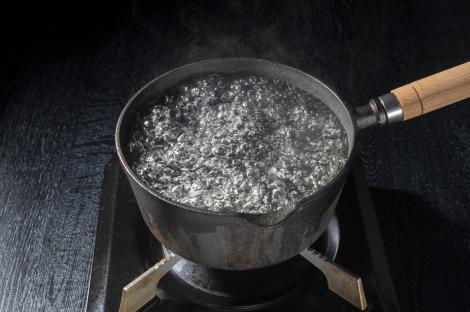 De ce apa fiartă în microunde nu face bule, dar cea de pe aragaz da. Detaliul de care mulți nu știu