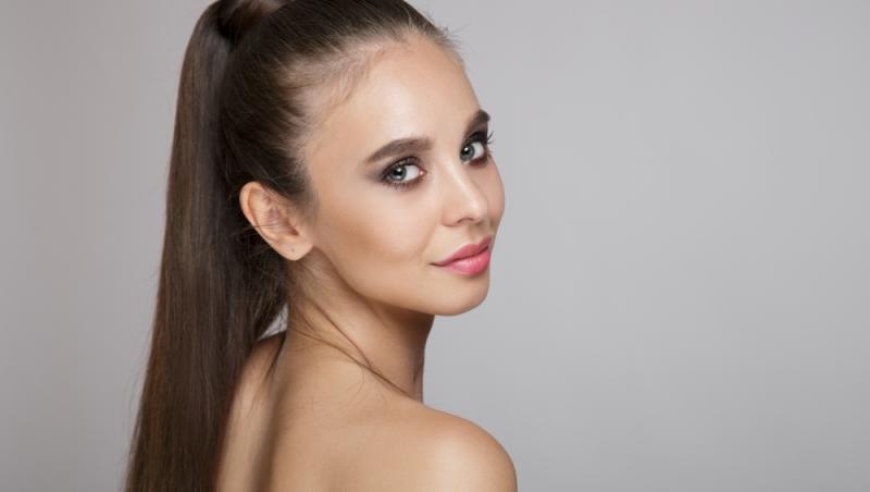 Coadă înaltă sleek: minimalism cu atitudine, chiar și pe ploaie