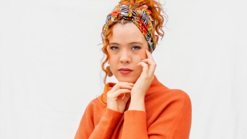 Coafură cu eșarfă tactică: stil și protecție în zilele cu umezeală extremă