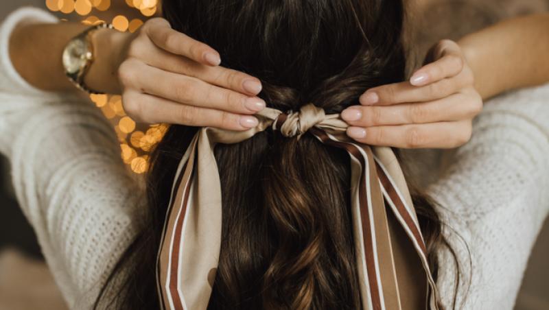 Coafură cu eșarfă tactică: stil și protecție în zilele cu umezeală extremă