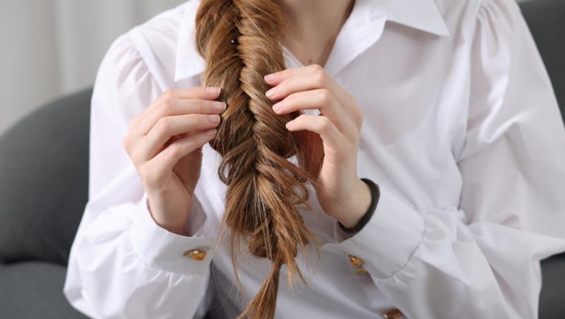 &Icirc;mpletitură laterală lejeră: eleganță fără efort, chiar și pe ploaie