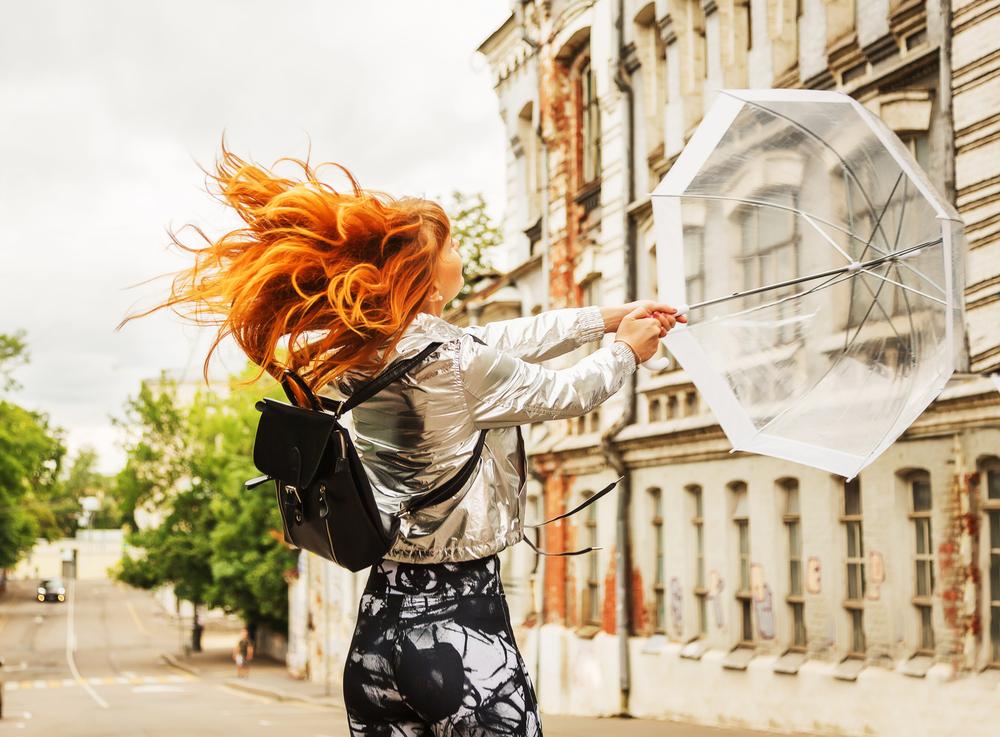 Styling pentru zile ploioase: coafuri rezistente la umiditate