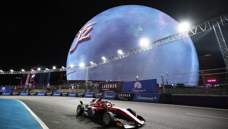 Vezi acum calificările din Formula 1™ pentru Marele Premiu din Las Vegas. Lupta pentru pole e LIVE în AntenaPLAY și pe Antena 3CNN