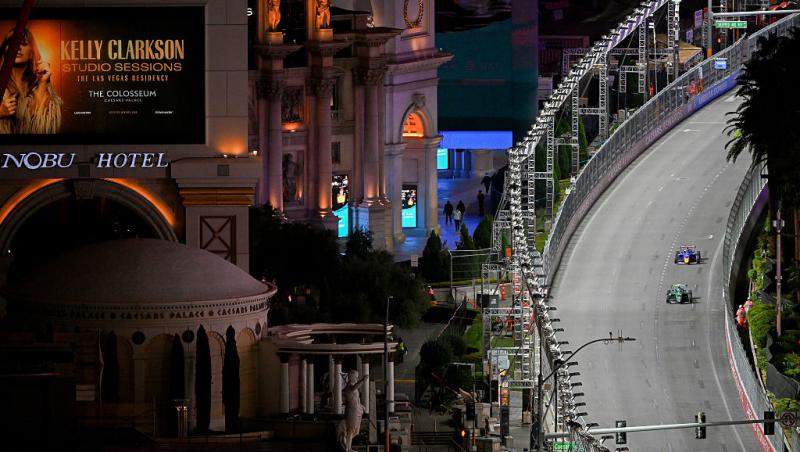 Vezi acum calificările din Formula 1™ pentru Marele Premiu din Las Vegas. Lupta pentru pole e LIVE în AntenaPLAY și pe Antena 3CNN