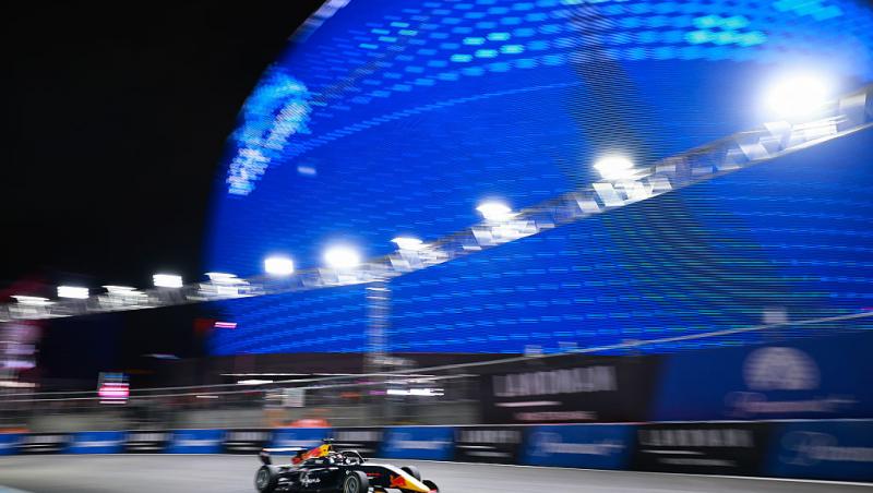 Vezi acum calificările din Formula 1™ pentru Marele Premiu din Las Vegas. Lupta pentru pole e LIVE în AntenaPLAY și pe Antena 3CNN