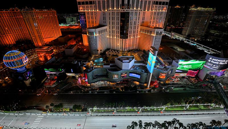 Vezi acum calificările din Formula 1™ pentru Marele Premiu din Las Vegas. Lupta pentru pole e LIVE în AntenaPLAY și pe Antena 3CNN