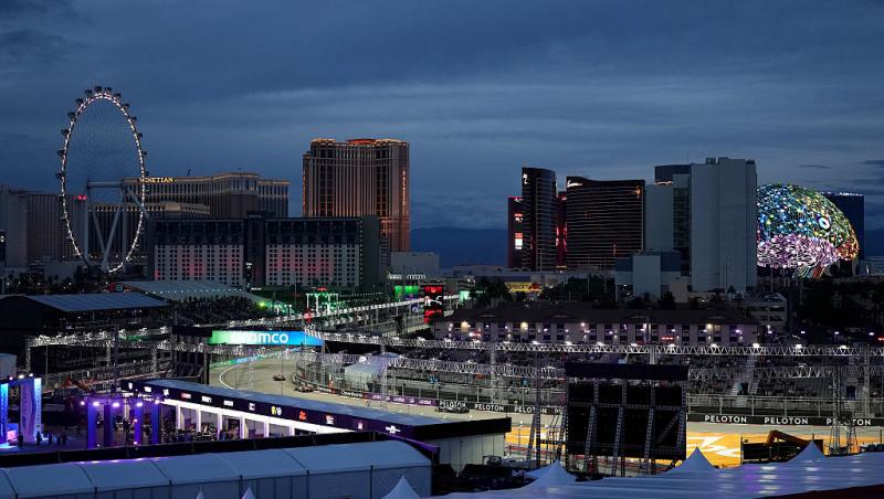 Vezi acum calificările din Formula 1™ pentru Marele Premiu din Las Vegas. Lupta pentru pole e LIVE în AntenaPLAY și pe Antena 3CNN