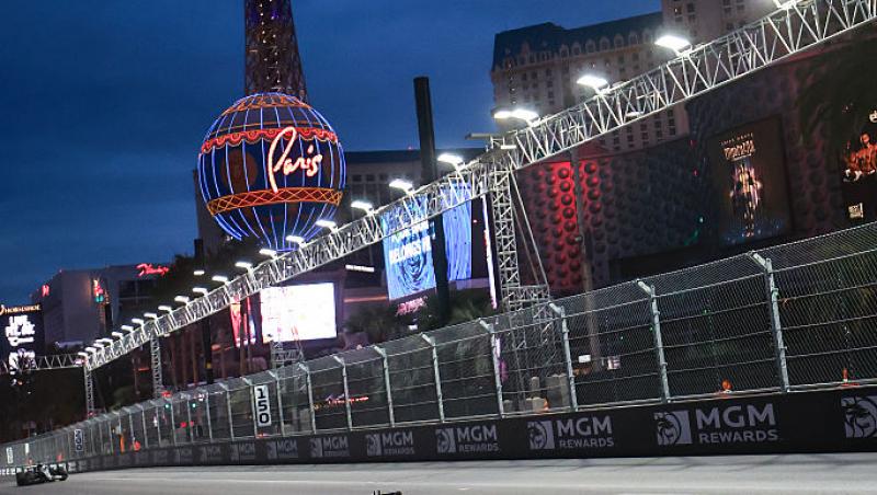 Vezi acum calificările din Formula 1™ pentru Marele Premiu din Las Vegas. Lupta pentru pole e LIVE în AntenaPLAY și pe Antena 3CNN