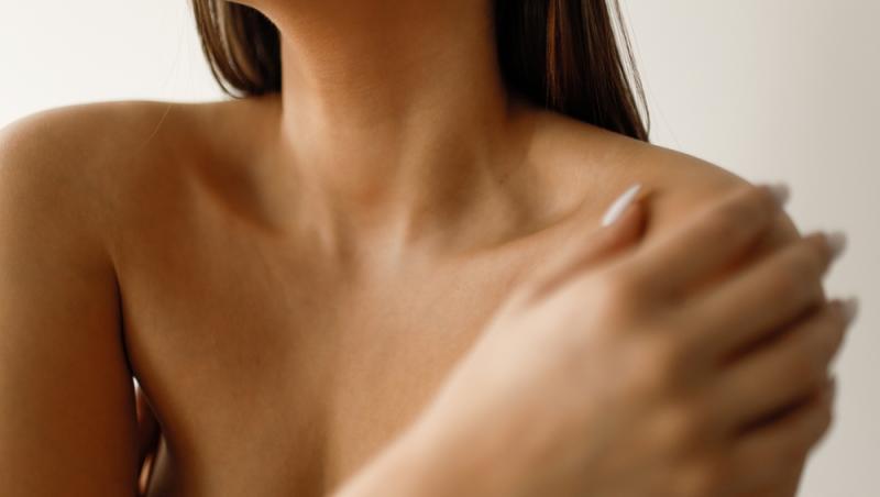 imagine cu gatul unei femei