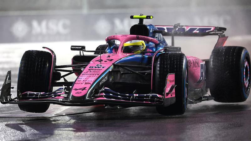 Urmărește acum cursa din Formula 1™ pentru Marele Premiu din Las Vegas. Spectacolul este LIVE pe Antena 3 CNN și în AntenaPLAY