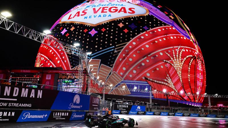 Urmărește acum cursa din Formula 1™ pentru Marele Premiu din Las Vegas. Spectacolul este LIVE pe Antena 3 CNN și în AntenaPLAY