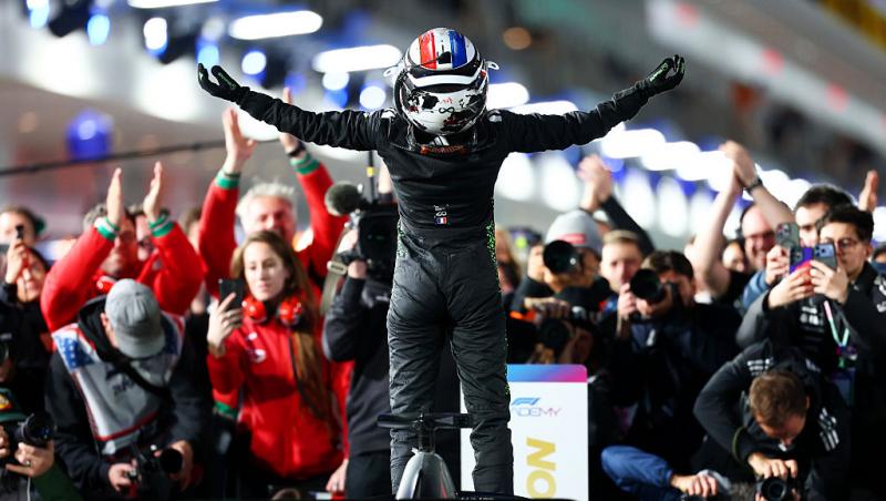 Urmărește acum cursa din Formula 1™ pentru Marele Premiu din Las Vegas. Spectacolul este LIVE pe Antena 3 CNN și în AntenaPLAY