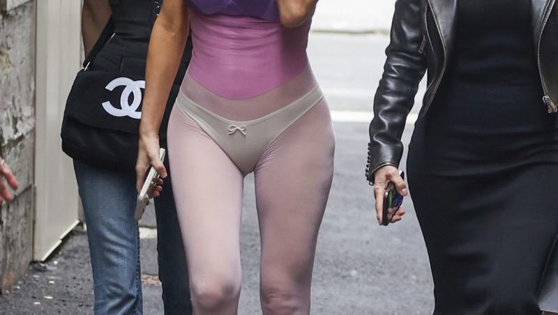 Bianca Censori, o nouă apariție controversată! Degetele divei au ridicat semne de întrebare printre fani