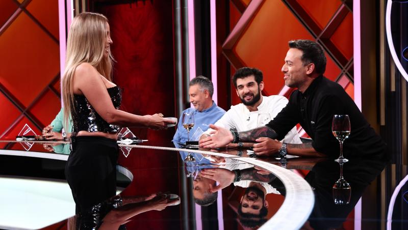 Chefi la cuțite, 25 noiembrie 2025. Prima bombă cu mai multe amulete a ajuns la unul dintre chefi. Tania Budi a decis cine o ia