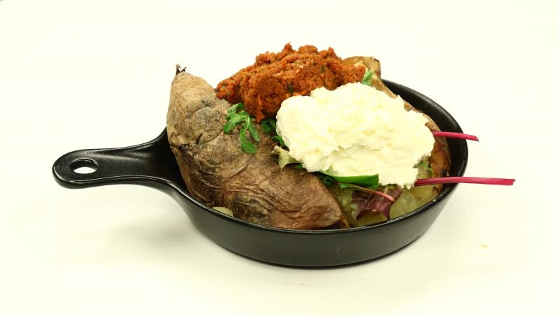 Chefi la cuțite, 25 noiembrie 2025. Eliza și Cosmin Natanticu, prima surpriză a serii. Ce au preparat și câte cuțite au primit