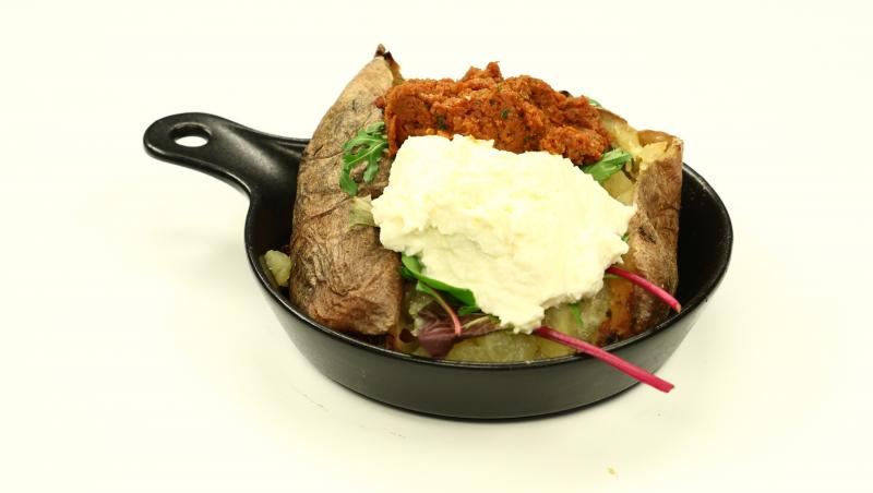 Chefi la cuțite, 25 noiembrie 2025. Eliza și Cosmin Natanticu, prima surpriză a serii. Ce au preparat și câte cuțite au primit