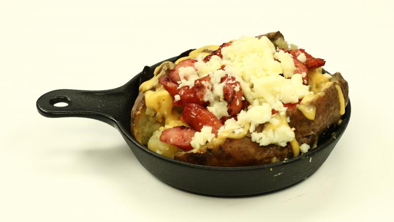 Chefi la cuțite, 25 noiembrie 2025. Eliza și Cosmin Natanticu, prima surpriză a serii. Ce au preparat și câte cuțite au primit