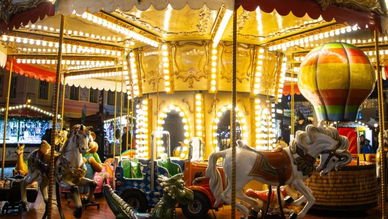 Zilele libere din luna decembrie 2025. Când se pot bucura angajații și elevii de minivacanțe legale