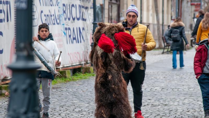 Zilele libere din luna decembrie 2025. Când se pot bucura angajații și elevii de minivacanțe legale