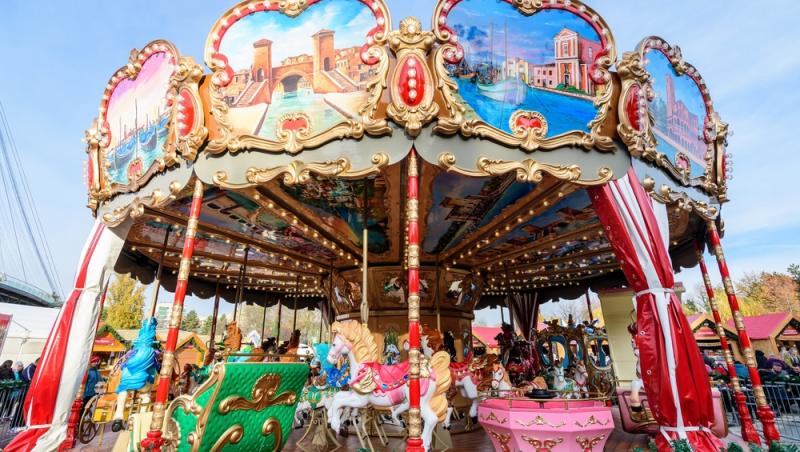 Zilele libere din luna decembrie 2025. Când se pot bucura angajații și elevii de minivacanțe legale