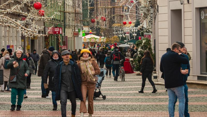 Zilele libere din luna decembrie 2025. Când se pot bucura angajații și elevii de minivacanțe legale