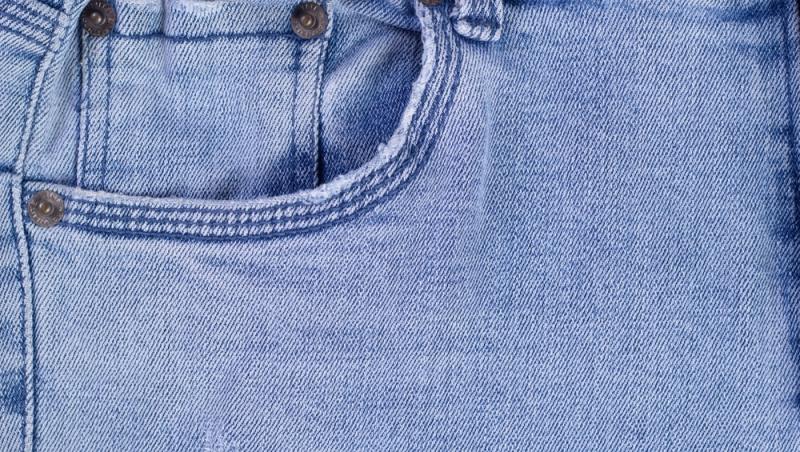 Știi la ce folosesc aceste mici capse aplicate pe buzunarele blugilor? Sunt mai utile decât îți imaginezi