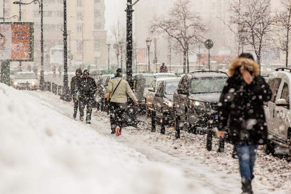 Avertizare ANM de precipitații sub formă de lapoviță și ninsoare, ploi, vânt puternic și temperaturi scăzute. Ce zone sunt vizate