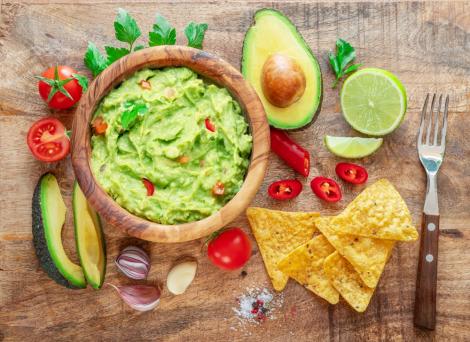 Cum se prepară o rețetă autentică de guacamole. Ce ingrediente să folosești alături de avocado